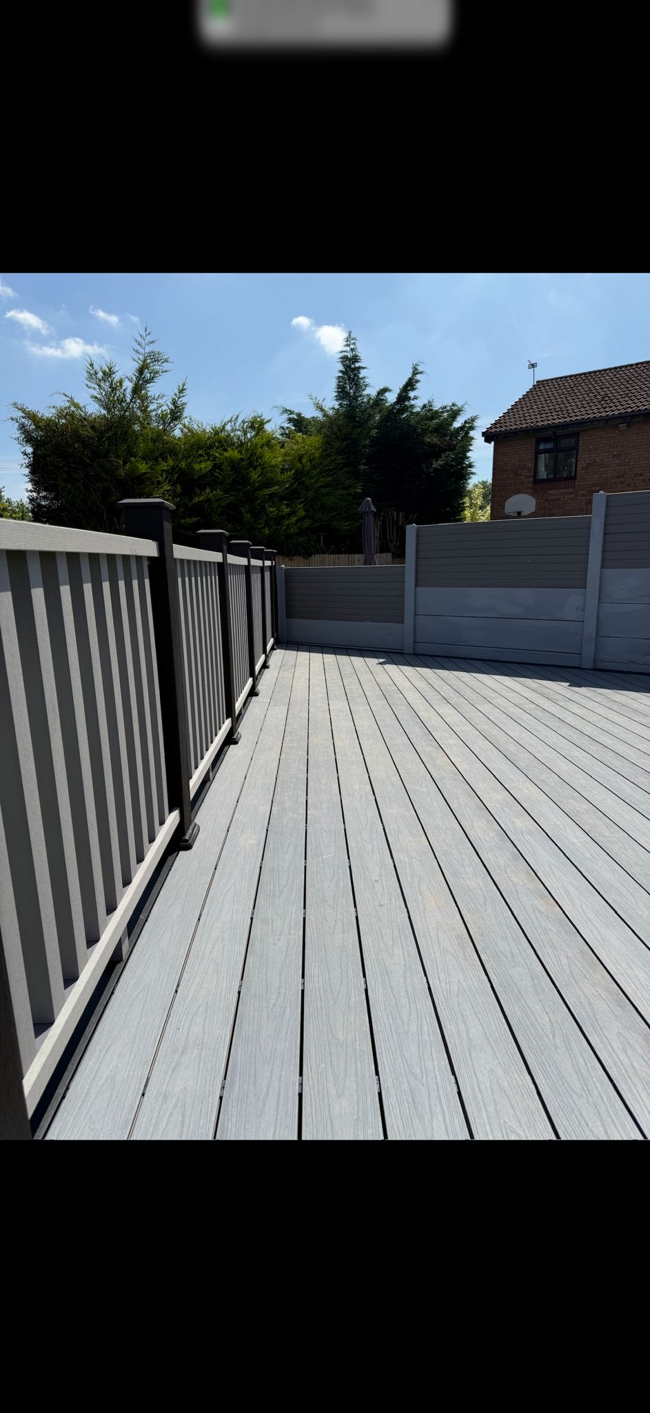 Composite grey decking with anthracite railings